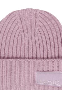 Roze gebreide beanie met een geribbelde textuur, voorzien van een omgeslagen manchette en een rechthoekig logo-opdruk met "Molo."