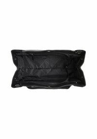 Leere schwarze Handtasche mit Stofffutter, ausgestattet mit einem zentralen Reißverschlussfach und Druckknopfverschlüssen an den Seiten.