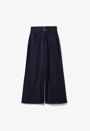 Pantalones de pierna ancha en azul marino con botón y cremallera delanteros, trabillas para cinturón y bolsillos delanteros, colocados planos sobre un fondo blanco.