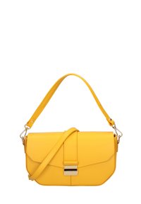 Borsa a mano in pelle gialla con un design strutturato, caratterizzata da una patta frontale, chiusura magnetica e tracolla regolabile. Accenti in metallo dorato.
