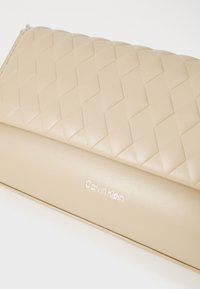 Calvin Klein MINI QUILT CHAIN MINI  - Axelremsväska - crockery
