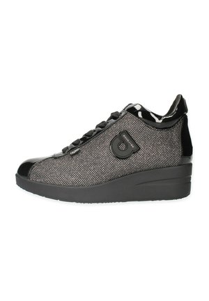 Sneaker alte nere e grigie con tomaia in tessuto testurizzato, dettagli lucidi in vernice, suola a cuneo spessa e dettaglio con logo circolare.