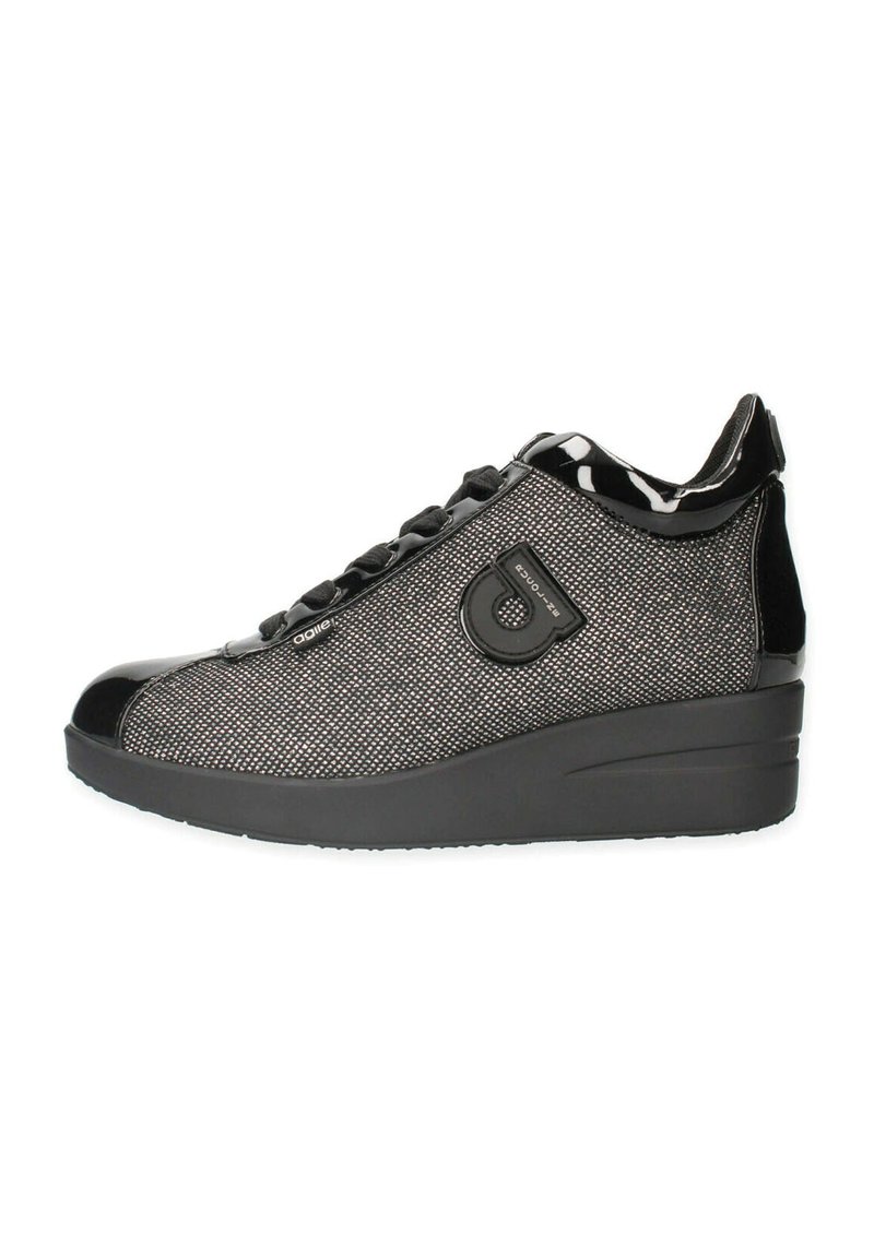 Sneaker alte nere e grigie con tomaia in tessuto testurizzato, dettagli lucidi in vernice, suola a cuneo spessa e dettaglio con logo circolare.