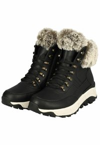 Botas negras hasta el tobillo con borde de pelaje sintético, cordones de metal y una suela media blanca. Presentan una parte superior de cuero texturizado y una suela exterior de goma resistente.