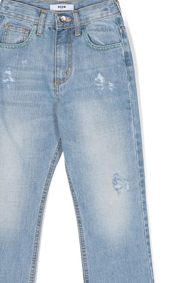 Jeans in denim azzurro chiaro con toppe sfilacciate e una leggera scoloritura. Presentano una chiusura con bottone, cinque tasche e dettagli in cuciture verdi.