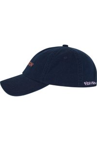 Koton baseball kapa v temno modri barvi s ukrivljenim šiltom. Predvsem ima oranžno vezenino, ki pravi "READY", in roza besedilo na strani.