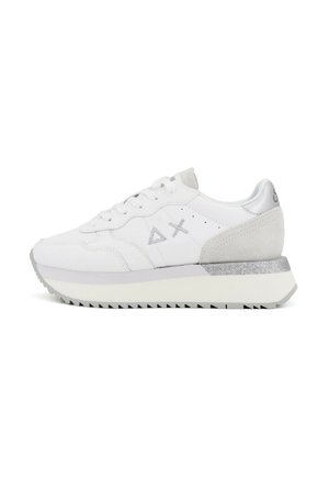 Sneaker bianco con tallone in camoscio, dettagli in argento e suola in gomma testurizzata. Presenta un design con lacci e un logo sottile sul lato.