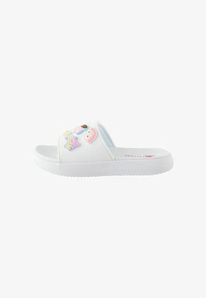 Bijela sandala s debelim potplatom, ukrašena šarenim crtanim zakrpama koje uključuju sladoled i životinjsku glavu.