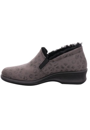 Slip-on schoen met lage zwarte hak, grijze luipaardprint aan de buitenkant, zwart elastisch zijpaneel en zwarte zachte binnenvoering.