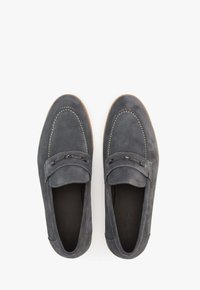 Graue Wildleder-Slipper mit runder Zehenform, dekorativen Nähten, einem Riemen über dem Spann und einer kontrastierenden Gummisohle.