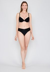 Schwarzes Bikini-Set mit strukturiertem Stoff und Rastermuster. Der Oberteil hat Bügelunterstützung, verstellbare Träger und eine dekorative Verzierung.