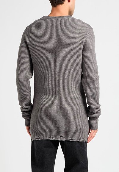 Maglione grigio a coste con maniche lunghe, caratterizzato da un collo a giro e un orlo sfrangiato. Realizzato in morbido materiale a maglia testurizzato.