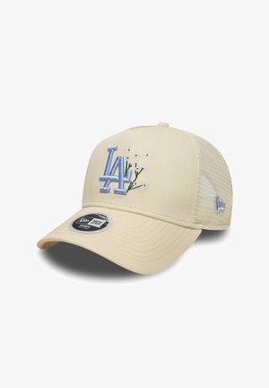 Beige Baseballkappe mit hellblauem "LA"-Logo und kleinen weißen Blumen auf der Vorderseite, Rückseiten aus Netzmaterial und New Era-Aufkleber am Schirm.
