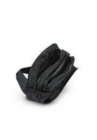 Zaino nero con più scomparti, realizzato in tessuto resistente. Dotato di cerniere e tracolla regolabile per un facile trasporto.