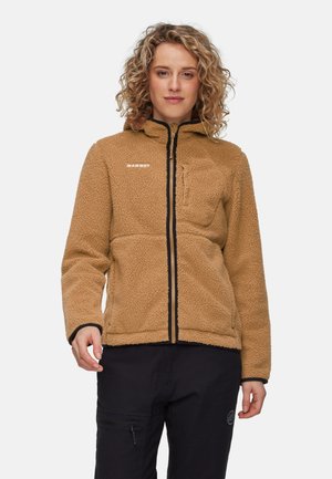 Bruine fleece jack met een ritssluiting aan de voorkant, hoge kraag en borstzak. Voorzien van zwarte rits en accenten. Gevoelige, gezellige uitstraling.