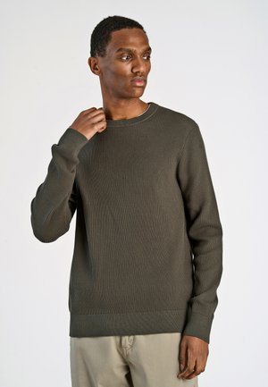 Maglione a coste verde oliva con scollo a giro e maniche lunghe, caratterizzato da un tessuto testurizzato e un orlo dritto.
