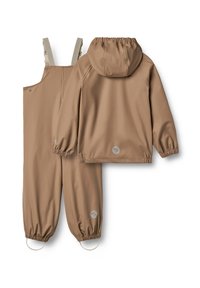 Veste imperméable marron avec capuche et salopette assortie. Les deux présentent des poignets élastiques et des bretelles réglables. Texture lisse avec un minimum de marquage.