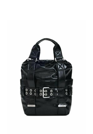 Geantă de mână din piele neagră cu două mânere, curea lată cu cataramă argintie și ochiuri în jurul mijlocului, și etichete mici cu marcă argintie.