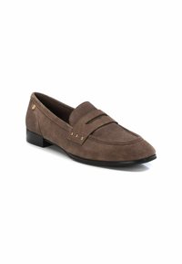 Mocasines de ante marrón con un tacón bajo, que cuentan con un detalle de correa frontal y tres pequeños acentos metálicos en el lateral. Acabado de textura suave.