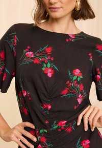Love & Roses REGULAR FIT - Maksi suknelė - black floral