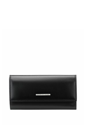 Portafoglio in pelle nera con chiusura a pattina e targhetta con logo "Porsche Design" in argento centrata sul davanti.