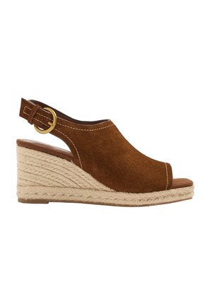 Brązowy sandał na koturnie ze skóry zamszowej z odkrytym palcem, plecioną platformą z juty oraz regulowanym paskiem na kostkę ze złotą klamrą.
