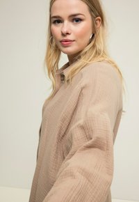 Studio Untold Košilová halenka  - brown
