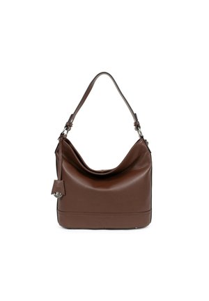 Sac hobo en cuir brun avec une forme arrondie en haut, une bandoulière, une étiquette sur le côté et une texture lisse. Présente des accents métalliques minimalistes.