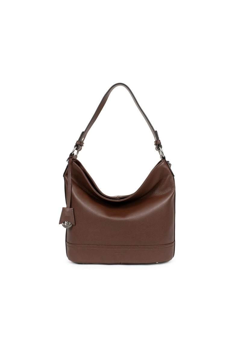Sac hobo en cuir brun avec une forme arrondie en haut, une bandoulière, une étiquette sur le côté et une texture lisse. Présente des accents métalliques minimalistes.