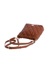 Bolso marrón acolchado con textura suave, cierre con cordón, correa de cuero ajustable y detalles de cadena en tono dorado.