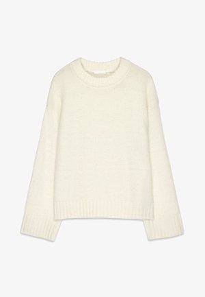 Maglione lavorato a maglia color crema con maniche lunghe, polsini e orlo a coste, e colletto a girocollo su uno sfondo bianco.
