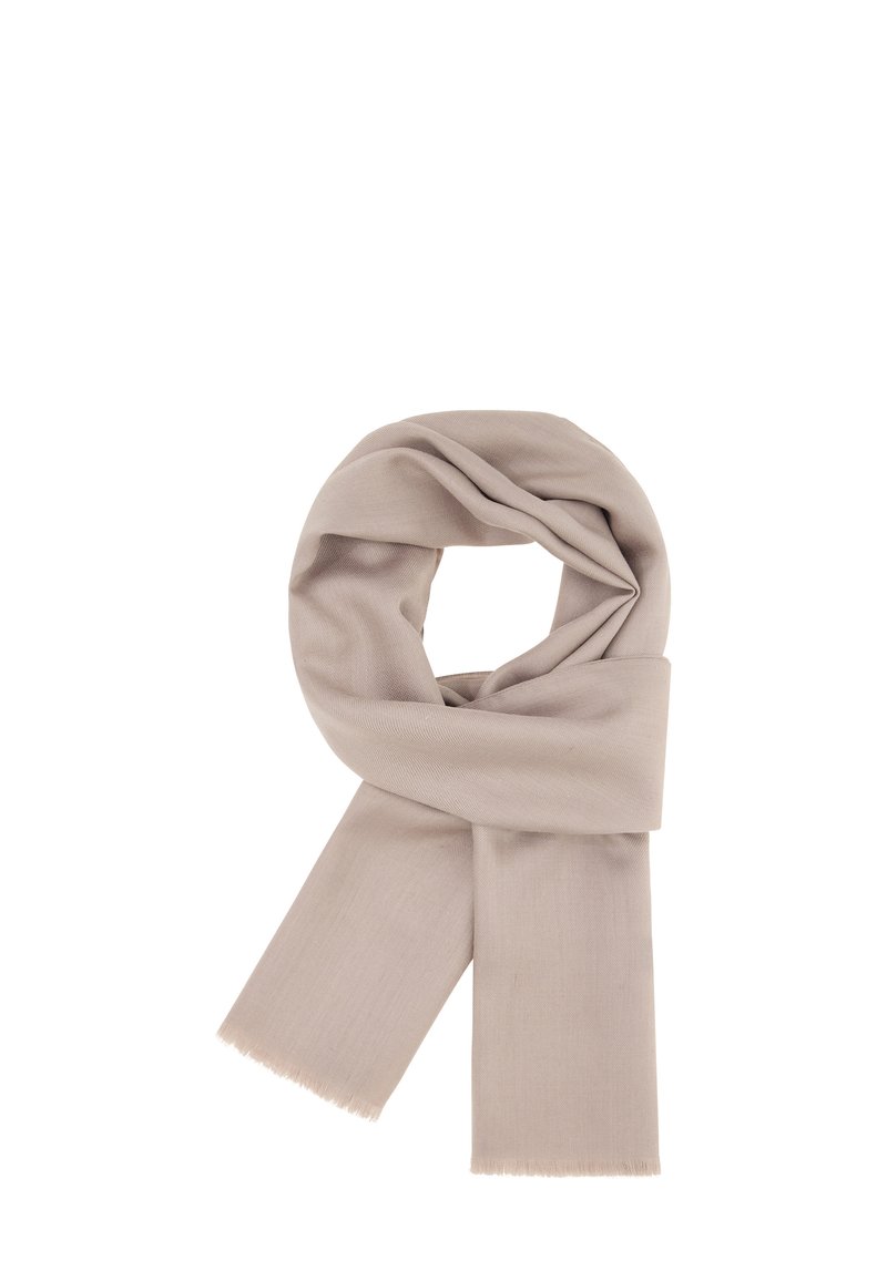 Bufanda beige hecha de un tejido suave, que presenta una textura lisa, envuelta elegantemente con bordes con flecos, diseñada en una forma simple y versátil.