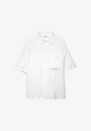 Camicia bianca a maniche corte, realizzata in un tessuto liscio, con colletto e una singola tasca sul petto, dal design a vestibilità rilassata.