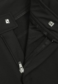 Czarna kurtka z zapięciem na zamek z przodu i zatrzaskiem. Wnętrze wyłożone polarem. Materiał jest gładki, bez widocznych wzorów czy akcentów.