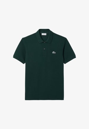 Polo shirt verde scuro in cotone, con colletto classico, maniche corte e un piccolo logo di coccodrillo ricamato sul petto.