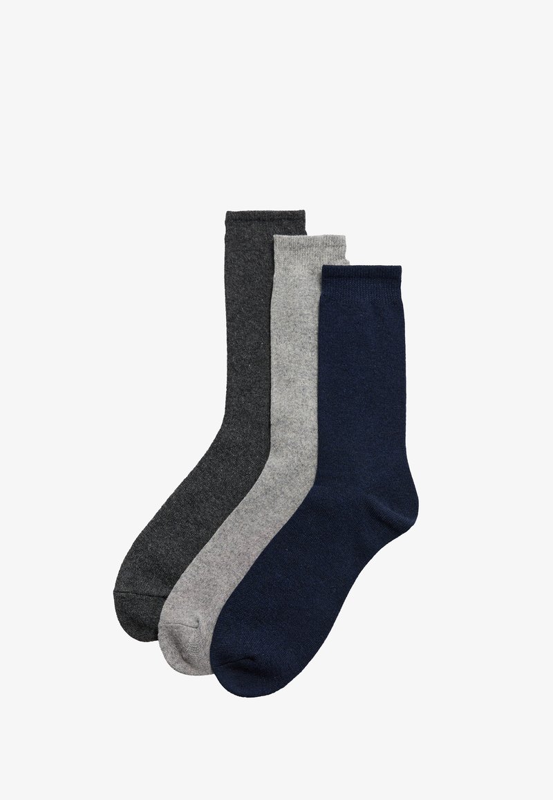 Tres pares de calcetines de tripulación en gris oscuro, gris claro y azul marino, hechos de un material de textura suave con diseño de puño acanalado.
