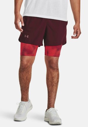 Bordeauxrote Sportshorts mit leuchtend roten Netzfutter, die ein gestreiftes Muster aufweisen. Mit einem elastischen Bund und leichtem Stoff entworfen.