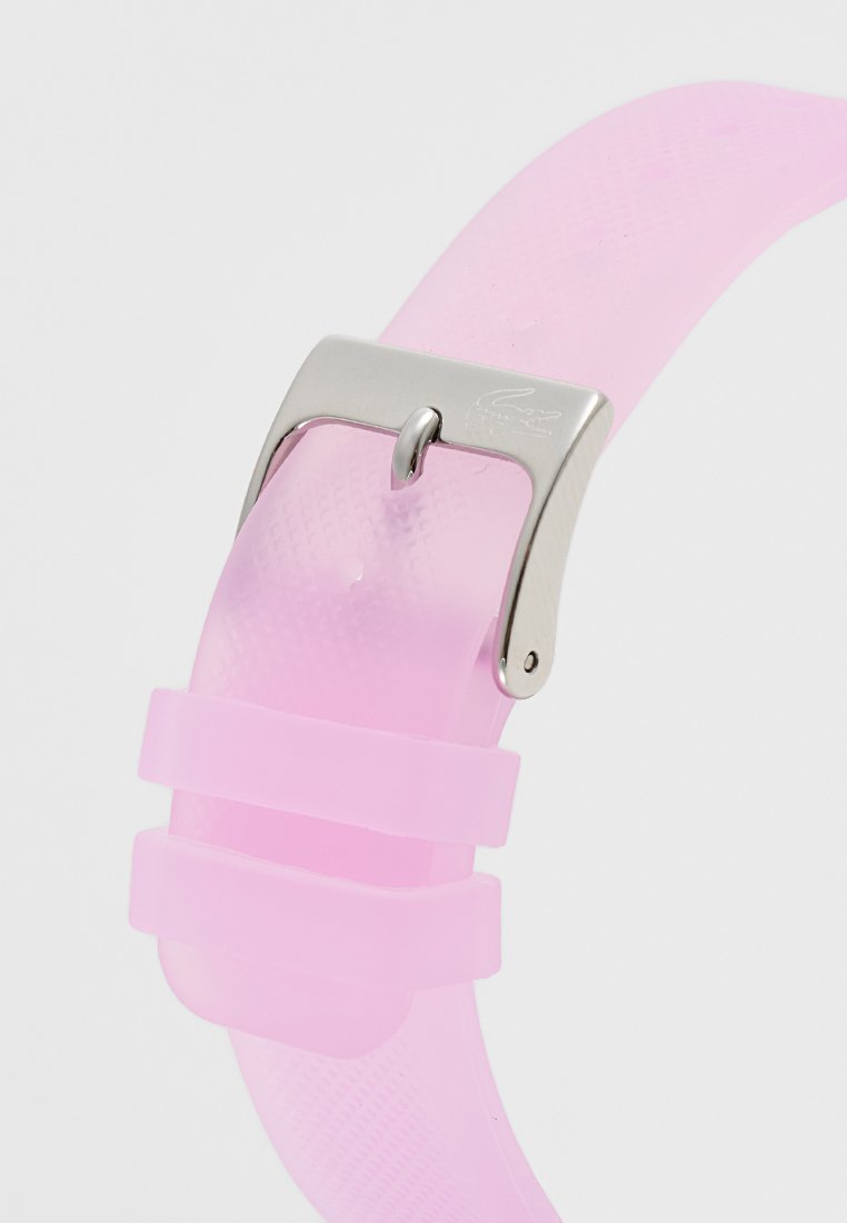 Cinturino per orologio in silicone rosa con fibbia in acciaio inossidabile. Presenta una superficie testurizzata e due anelli regolabili per una vestibilità sicura.