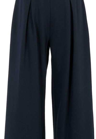Navyblauwe wijde broek met voorplooien en een hoge taille, weergegeven vanaf de bovenbenen naar beneden op een effen witte achtergrond.