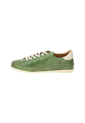 Zapatilla de cuero verde con acentos blancos, que presenta un diseño cosido y punta redonda. Cordones de algodón y suela de goma texturizada.