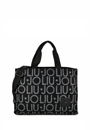 Schwarze rechteckige Handtasche mit kurzen Griffen und einem Schulterriemen, bedeckt mit einem sich wiederholenden grauen "LIU JO" Textmuster.