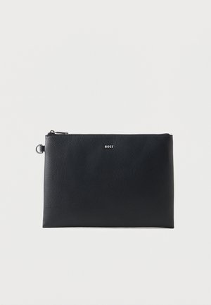 Pochette zippée en cuir noir texturé avec fermeture éclair argentée et petit logo argenté "BOSS" centré sur le devant.