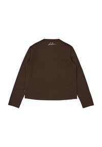 Braunes Langarmshirt mit Rundhalsausschnitt. Besitzt ein charakteristisches Akzent-Detail im oberen Rückenbereich. Weiche Textur mit einem lässigen Schnitt.