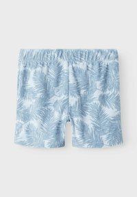 Pantaloni corti azzurri chiari realizzati in un tessuto testurizzato con un motivo a foglie di palma in blu scuro. Vita elasticizzata per una vestibilità confortevole.