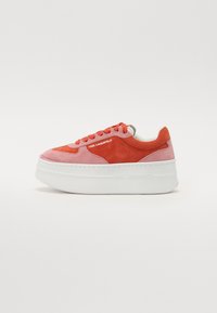 Plattform sneakers med en blanding av oransje og rosa suede, avrundet tå og teksturert hvit såle. Logo trykt på siden.