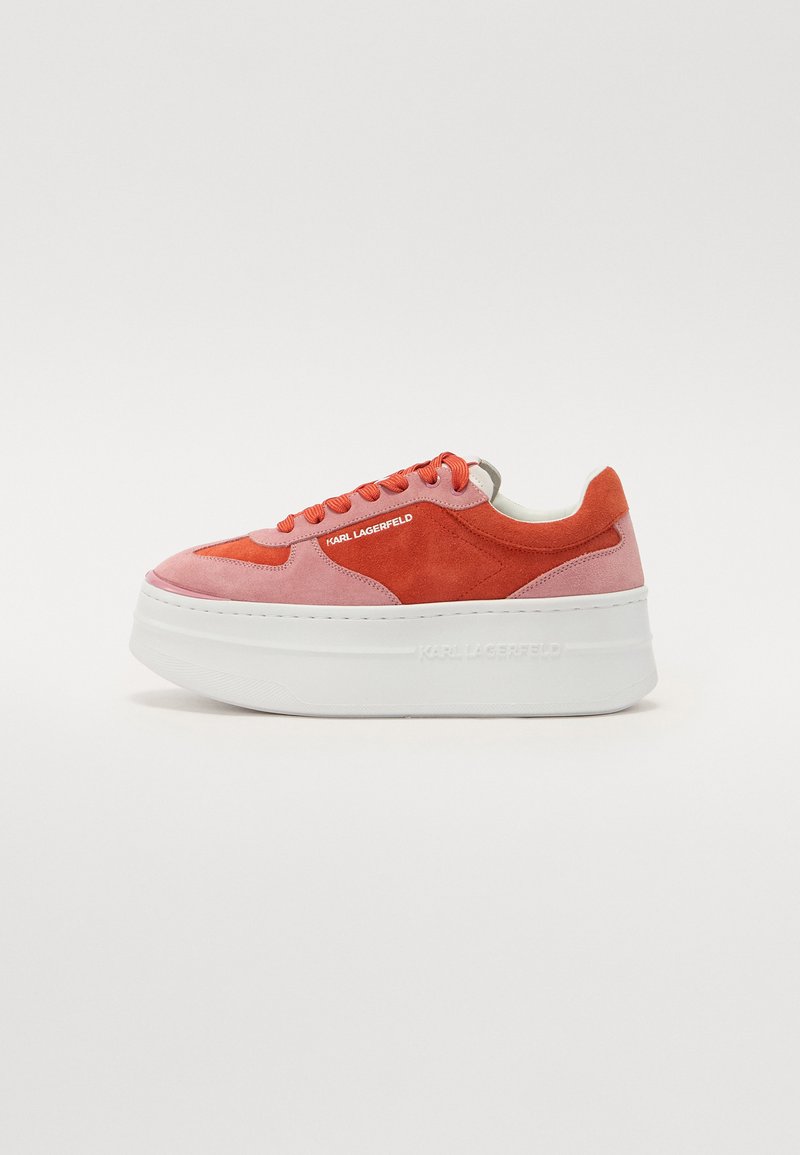 Plattform sneakers med en blanding av oransje og rosa suede, avrundet tå og teksturert hvit såle. Logo trykt på siden.
