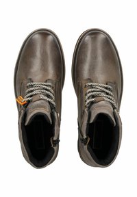 Braune Lederstiefel bis zur Knöchelhöhe mit silbernen Schnürsenkeln und einem kontrastierenden orangefarbenen Anhänger. Sie verfügen über eine glatte Oberfläche und einen gepolsterten Kragen für zusätzlichen Komfort.