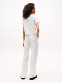 Helles graues, kurzes T-Shirt mit kurzen Ärmeln, kombiniert mit hellgrauen Cargo-Hosen, die große Taschen und ein gerades Bein-Design aufweisen.