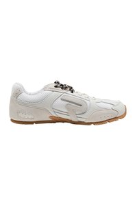 Chaussure de sport blanche profil bas avec lacets noirs et blancs, accents en daim beige, panneaux en mesh et semelle en caoutchouc marron.