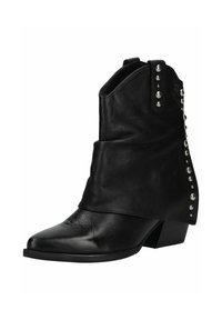 Bota de vaquero de cuero negro con punta afilada, diseño arrugado y acentos de tachuelas plateadas a lo largo del costado. Tacón bajo apilado.